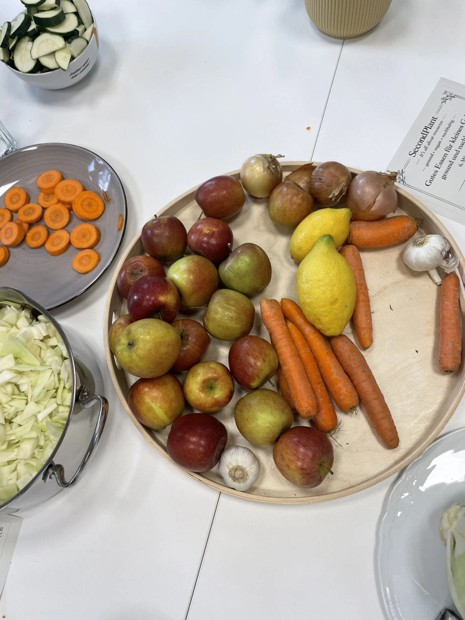 Frisches und geschnittenes Obst und Gemüse auf Tellern.