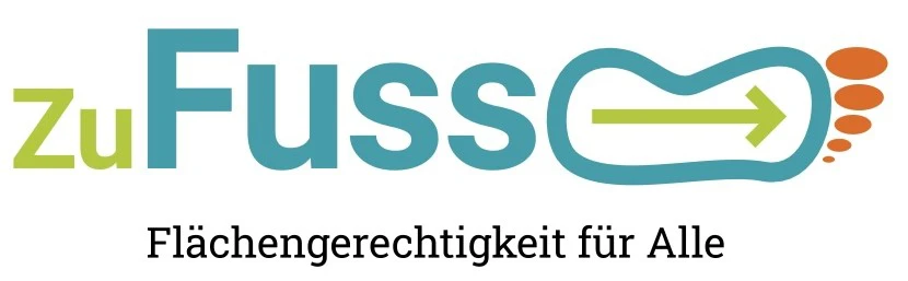 Zu sehen ist das Logo von zu fuss: eine Typografie mit einem Fu&szlig;. Zudem der Text: Fl&auml;chengerechtigkeit f&uuml;r Alle