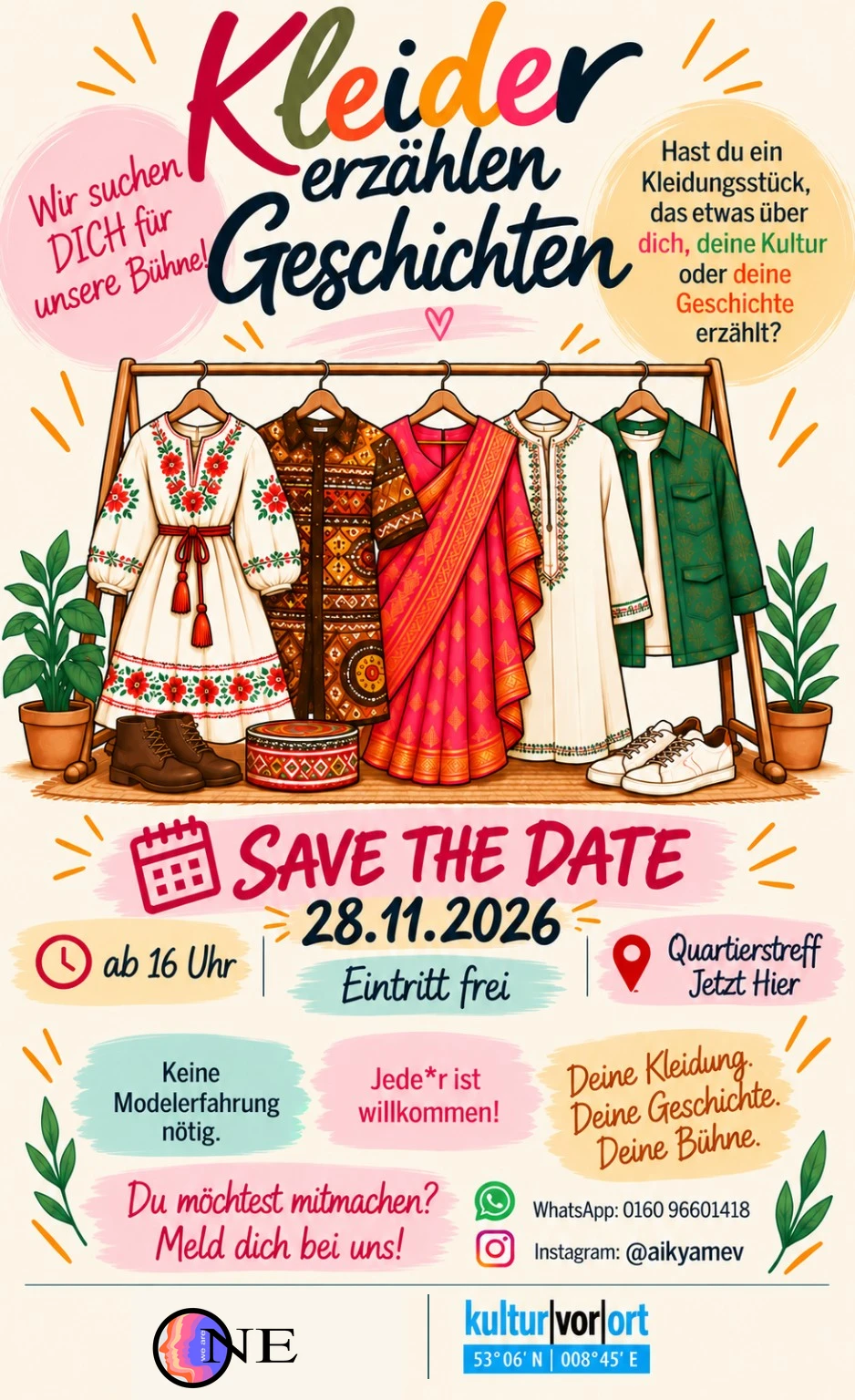 Plakat mit der &Uuml;berschrift 'Kleider erz&auml;hlen Geschichten' zeigt vier traditionelle Kleidungsst&uuml;cke auf Kleiderb&uuml;geln und l&auml;dt zur Teilnahme an einer Veranstaltung am 28.11.2026 ein