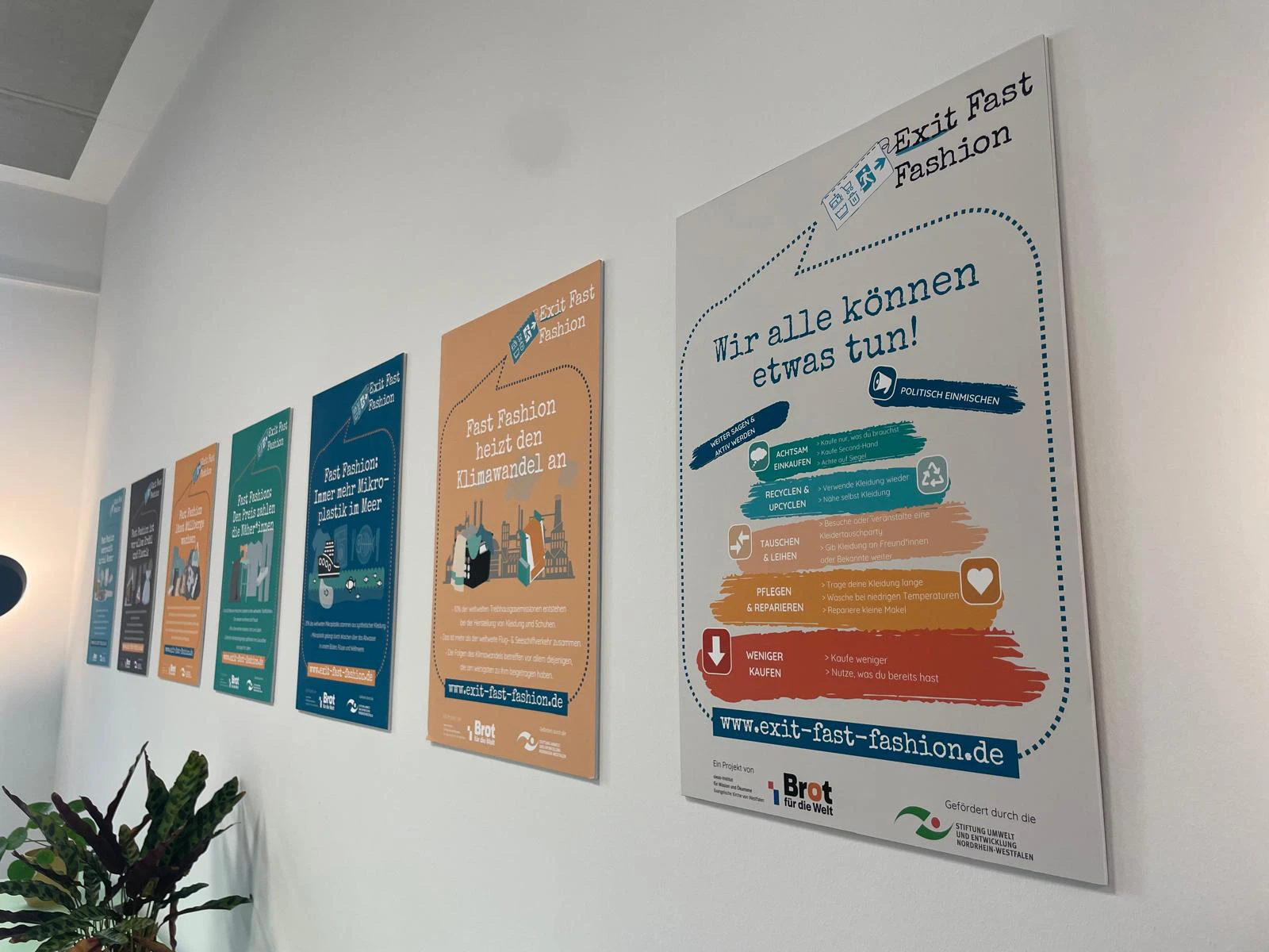 Zu sehen sind 7 Bunte Plakate in einer Reihe.