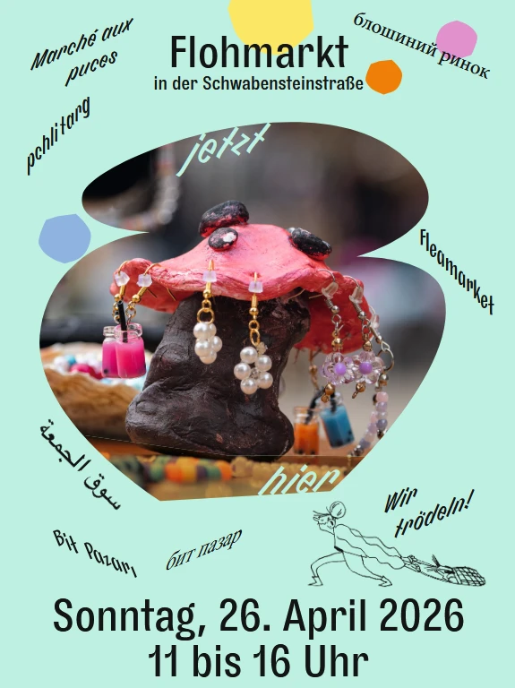 Im Zentrum steht eine Nahaufnahme einer kleinen Skulptur aus Modelliermasse mit rosa Hut und aufgesteckten Ohrringen aus Perlen. Im Hintergrund sind bunte, unscharfe Gegenstände zu erkennen. Oben befindet sich der Schriftzug 'Flohmarkt in der Schwabensteinstraße', umgeben von dem Wort 'Flohmarkt' in mehreren Sprachen, darunter Arabisch, Russisch, Französisch und Englisch. In der unteren Bildhälfte steht: 'Sonntag, 26. April 2026, 11 bis 16 Uhr'. Daneben ist eine einfache, einfarbige Linienzeichnung einer laufenden Figur zu sehen.