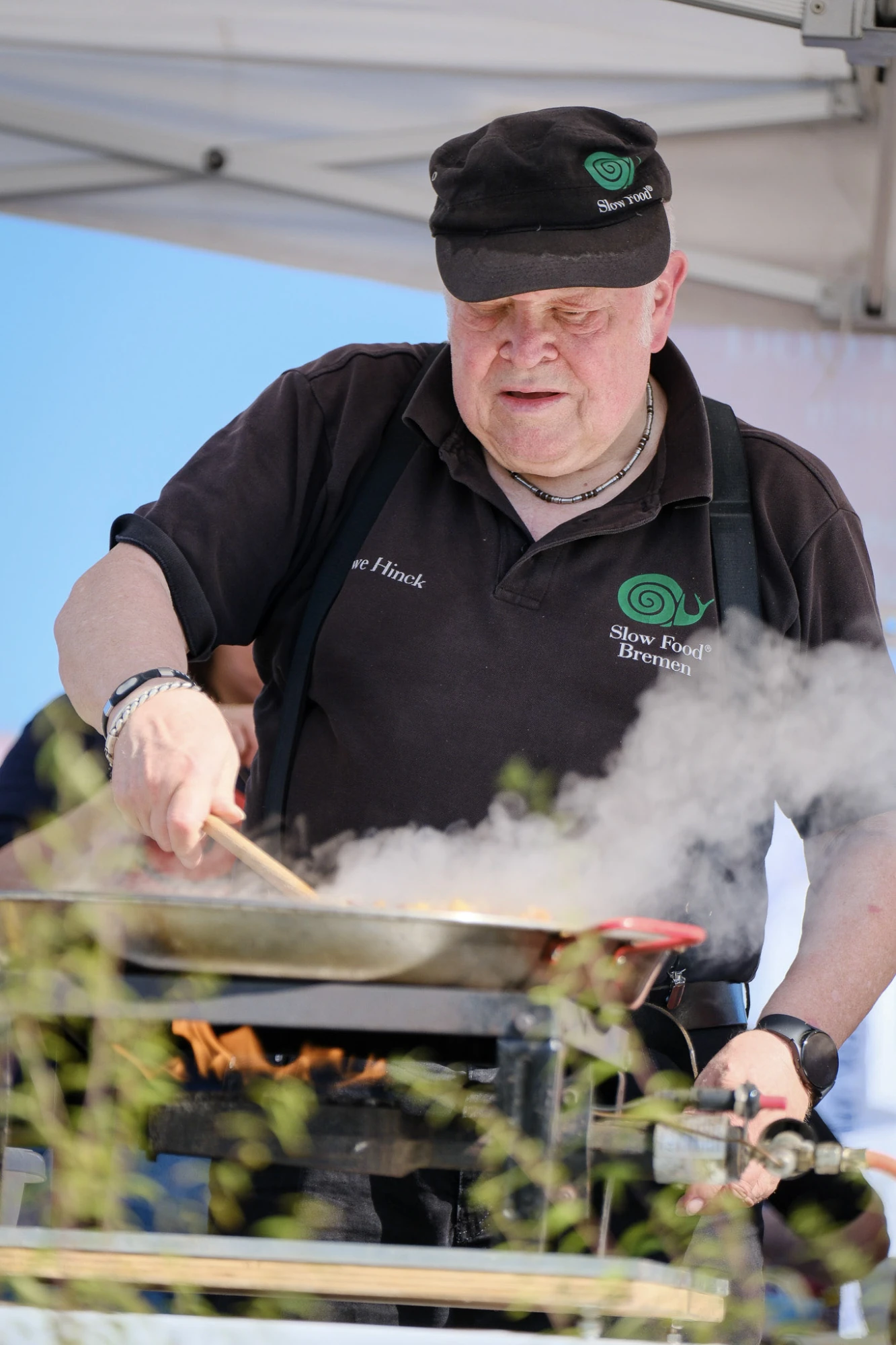 Mann mit schwarzer Mütze und Polohemd mit 